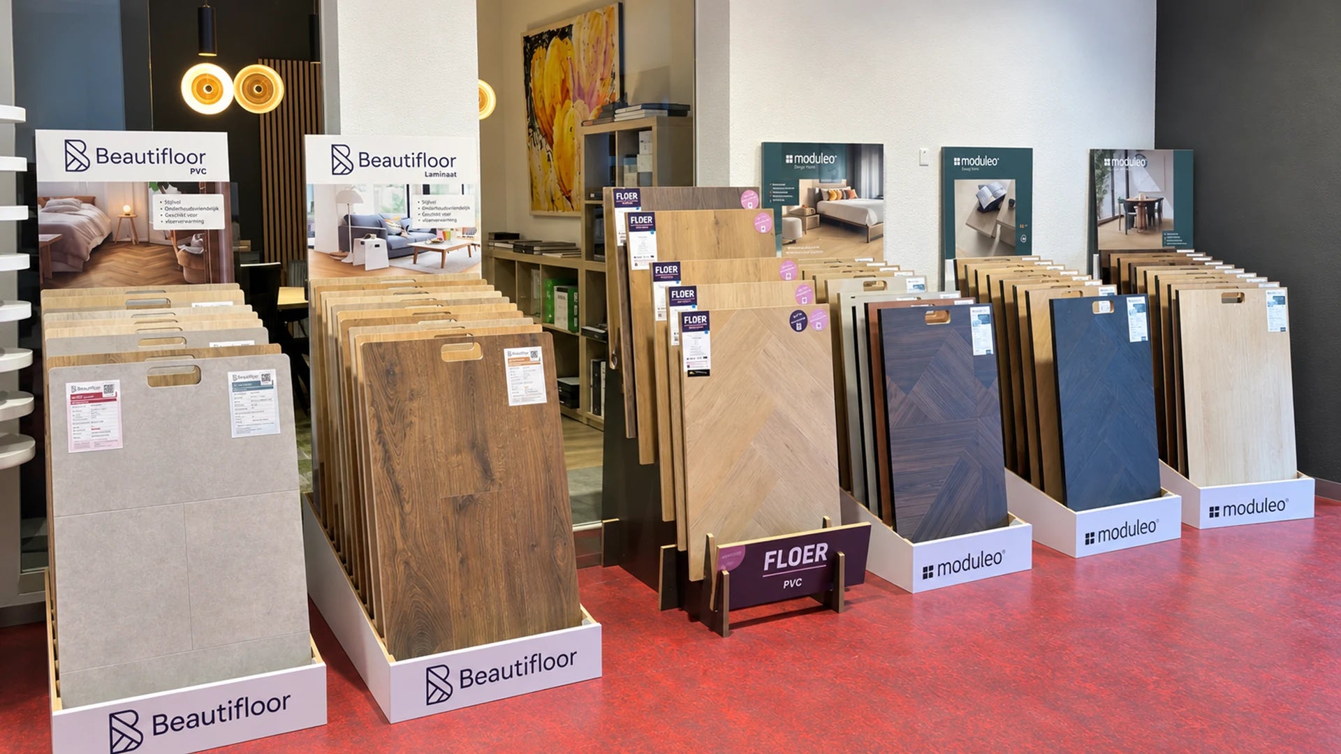 Overzicht van vloercollecties met grote houtlookstalen in verschillende kleuren