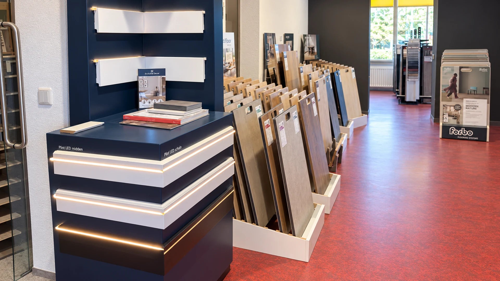 Vloercollecties en profielpresentaties in de showroom