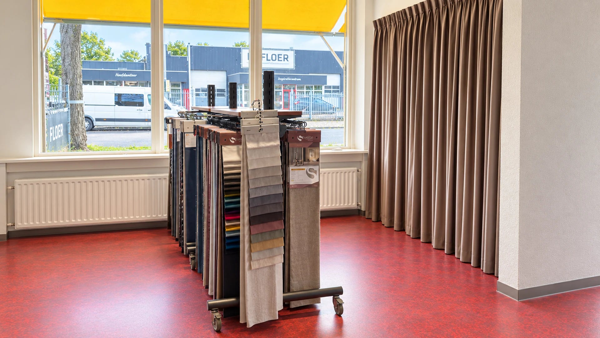 Gordijnen en stofstalen bij het raam in de Smid Project-showroom