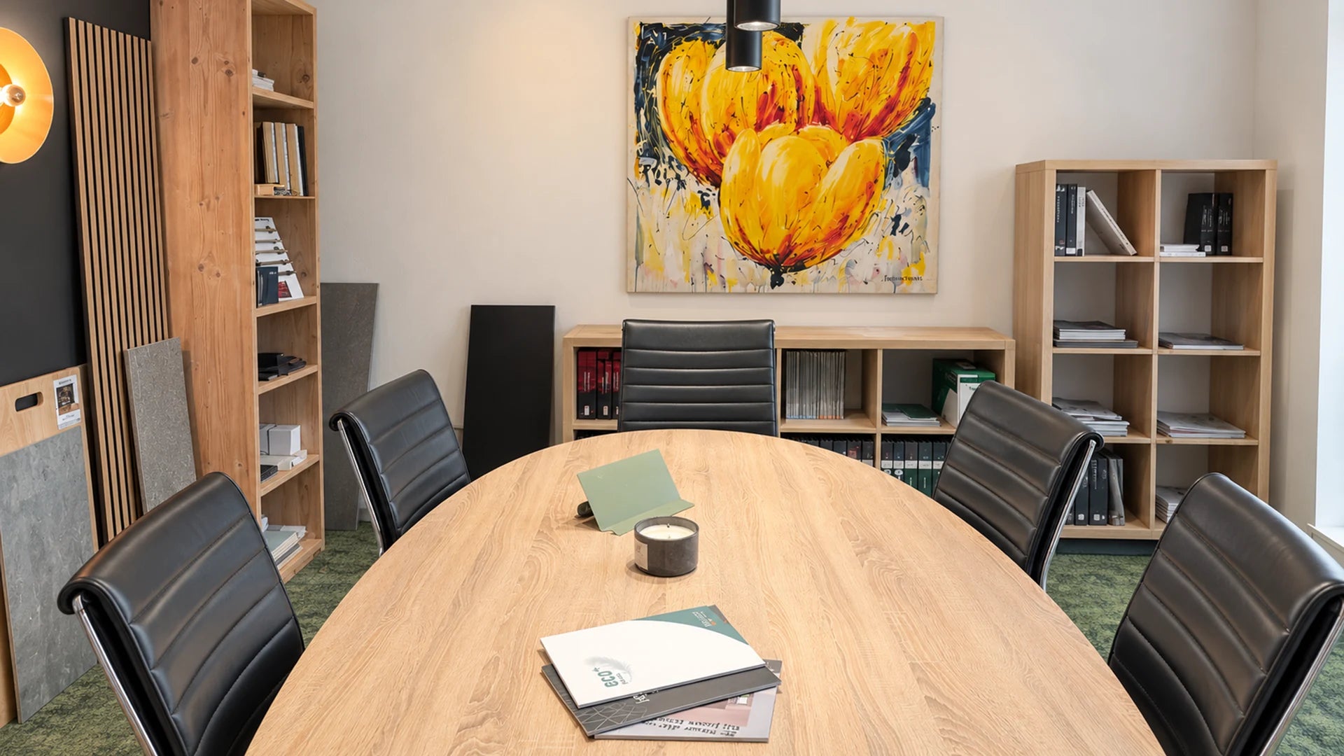Adviesruimte in de Smid Project-showroom met een vergadertafel en materiaalstalen